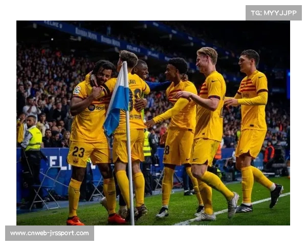 巴萨球迷客场高唱助威歌曲，加泰德比气氛热烈