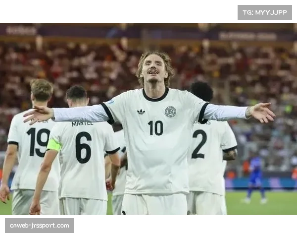 转播花絮:镜头捕捉到看台上观战的德国队新任主帅 转播花絮:镜头捕捉到看台上观战的德国队新任主帅